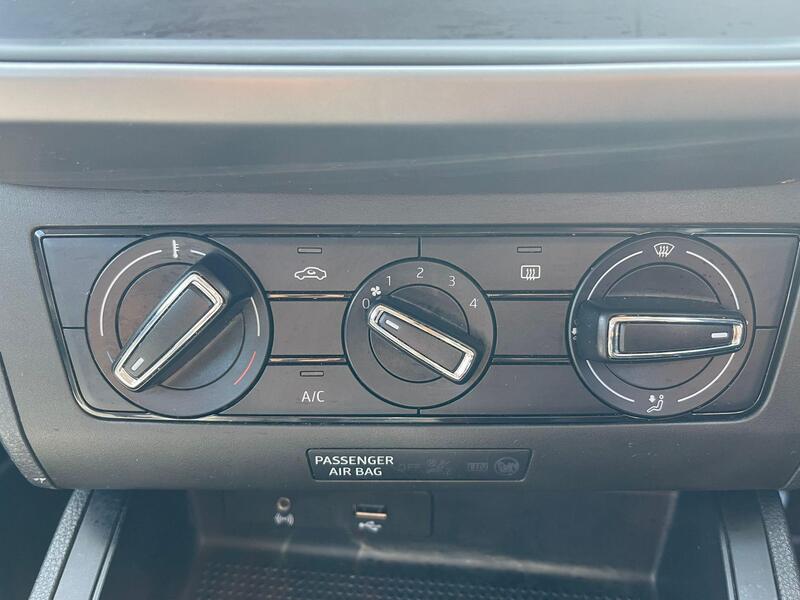 SEAT HV67EWX